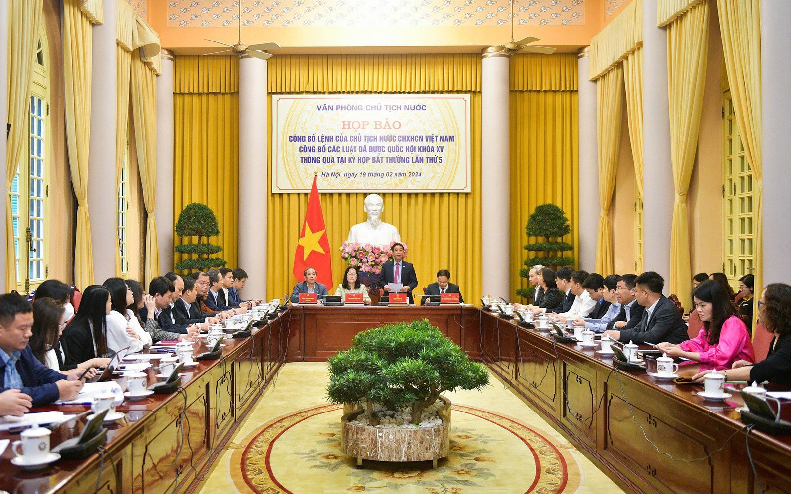 CHỦ TỊCH NƯỚC CÔNG BỐ LUẬT ĐẤT ĐAI VÀ LUẬT CÁC TỔ CHỨC TÍN DỤNG (SỬA ĐỔI)