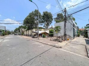 Nền Lộ Lớn Gần Chợ