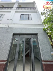 Nhà hẻm Nguyễn Văn Cừ Tân An đậu ô tô trong nhà – 1 trệt 2 lầu thổ cư hoàn công